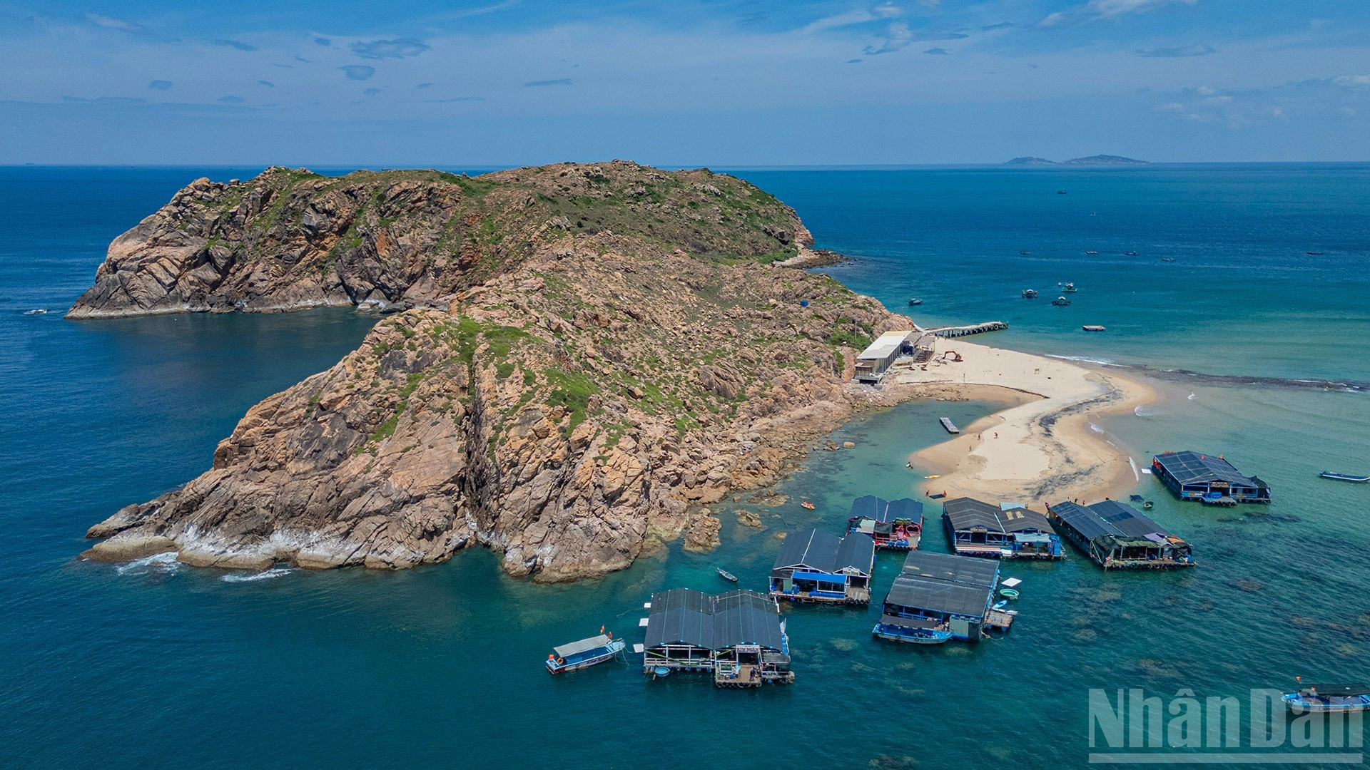 枯岛是一座天然岩岛，拥有绵延的白色沙滩，距离仁海海岸仅200多米。