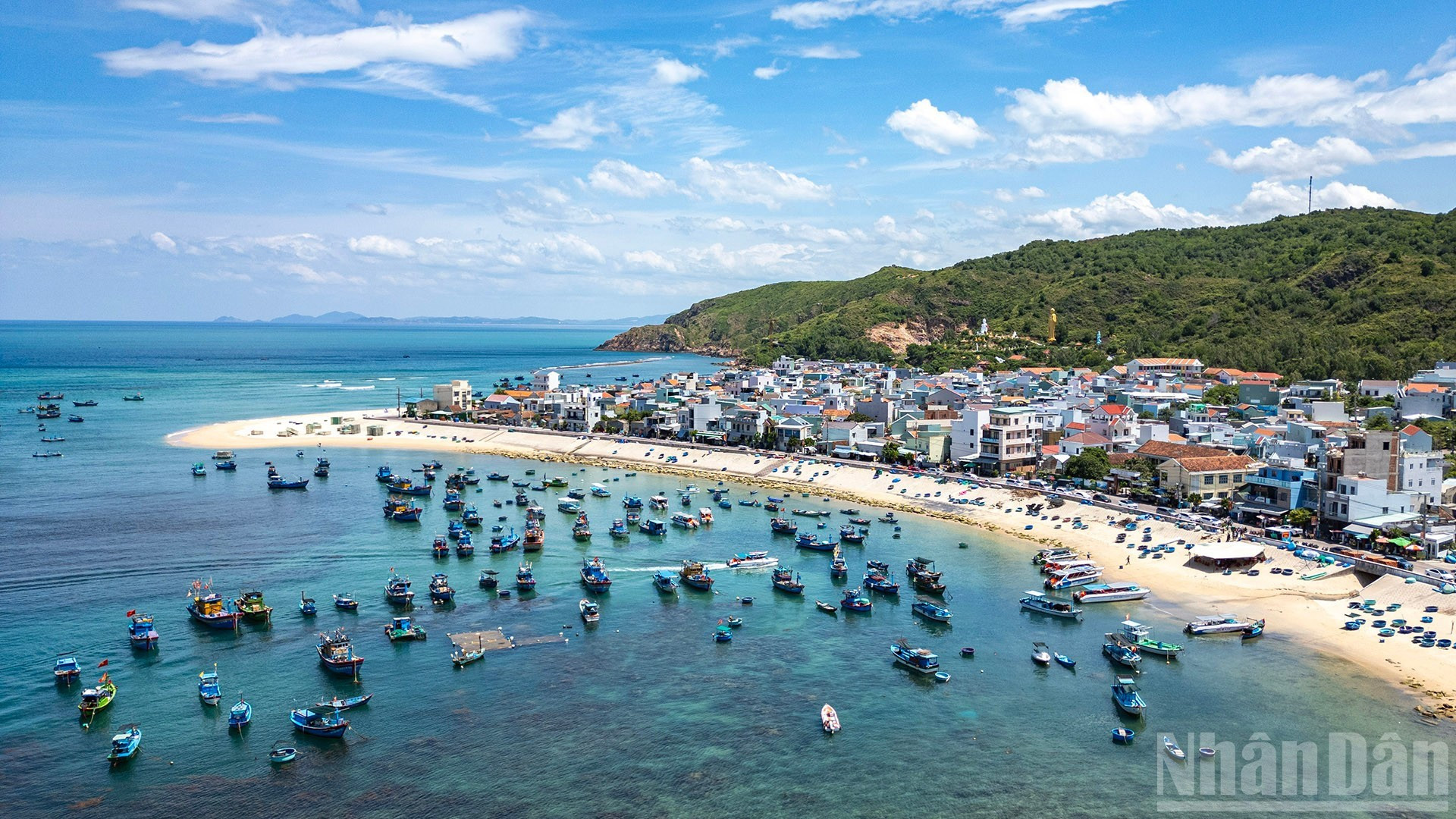 清澈湛蓝的海水。