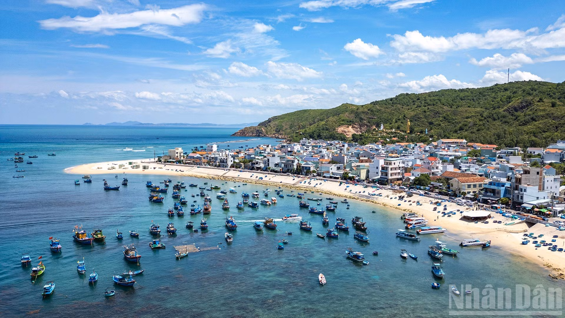 清澈湛蓝的海水。