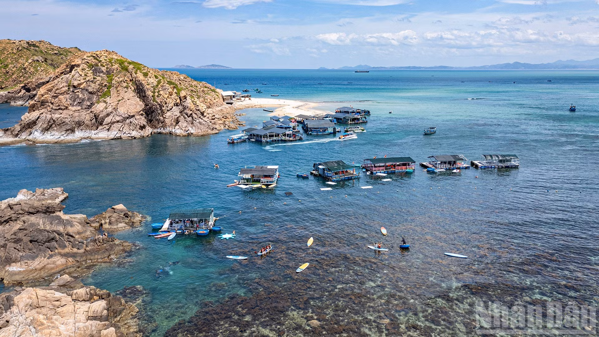 枯岛海域也因其色彩斑斓的珊瑚礁而闻名。