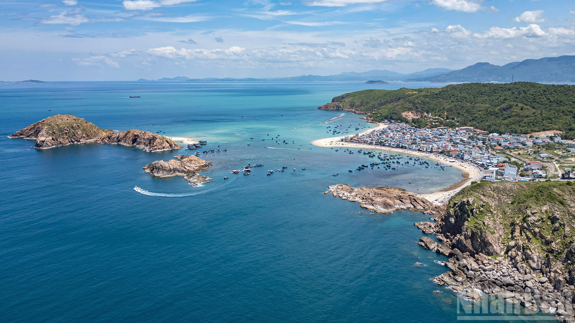 仁海渔村被辽阔的山林与大海的碧绿怀抱着。