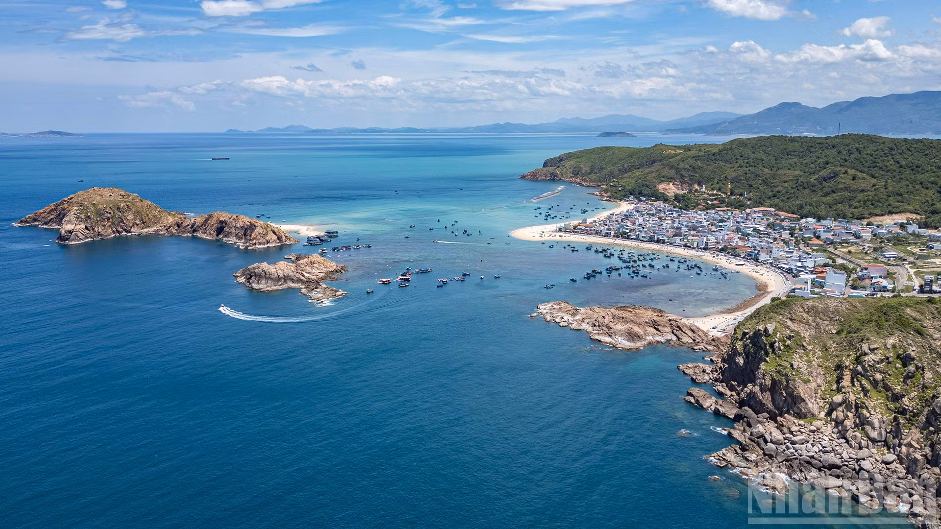 仁海渔村被辽阔的山林与大海的碧绿怀抱着。