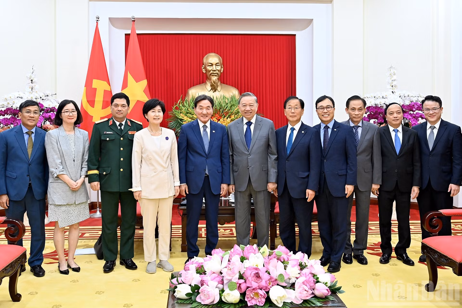 苏林总书记、韩国总统特使朴昌达和各位代表合影。