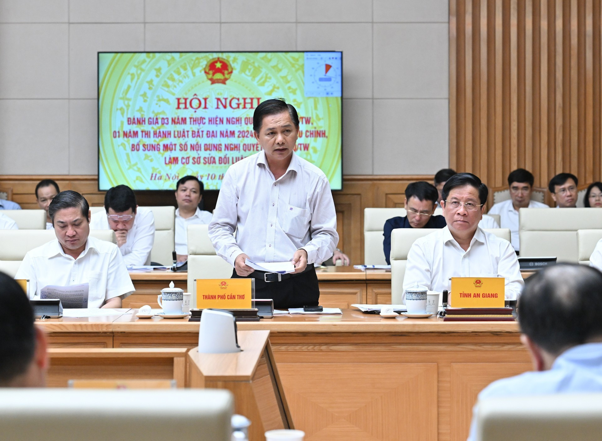 芹苴市人民委员会主席陈文楼发表讲话。 芹苴市人民委员会主席陈文楼发表讲话。