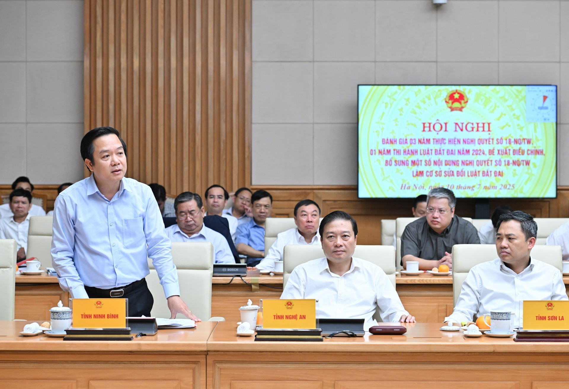 宁平省人民委员会主席范光玉发表讲话。 宁平省人民委员会主席范光玉发表讲话。