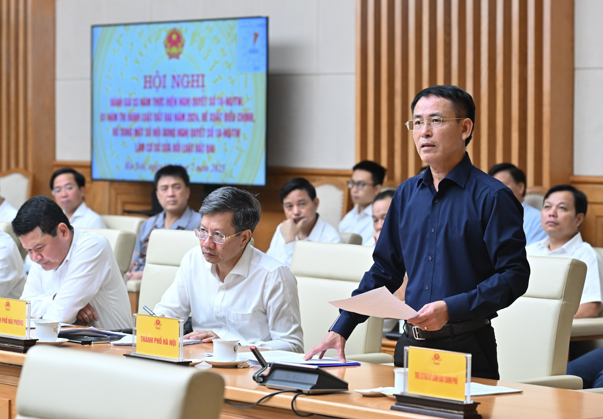 河内市人民委员会副主席阮仲东发表讲话。 河内市人民委员会副主席阮仲东发表讲话。