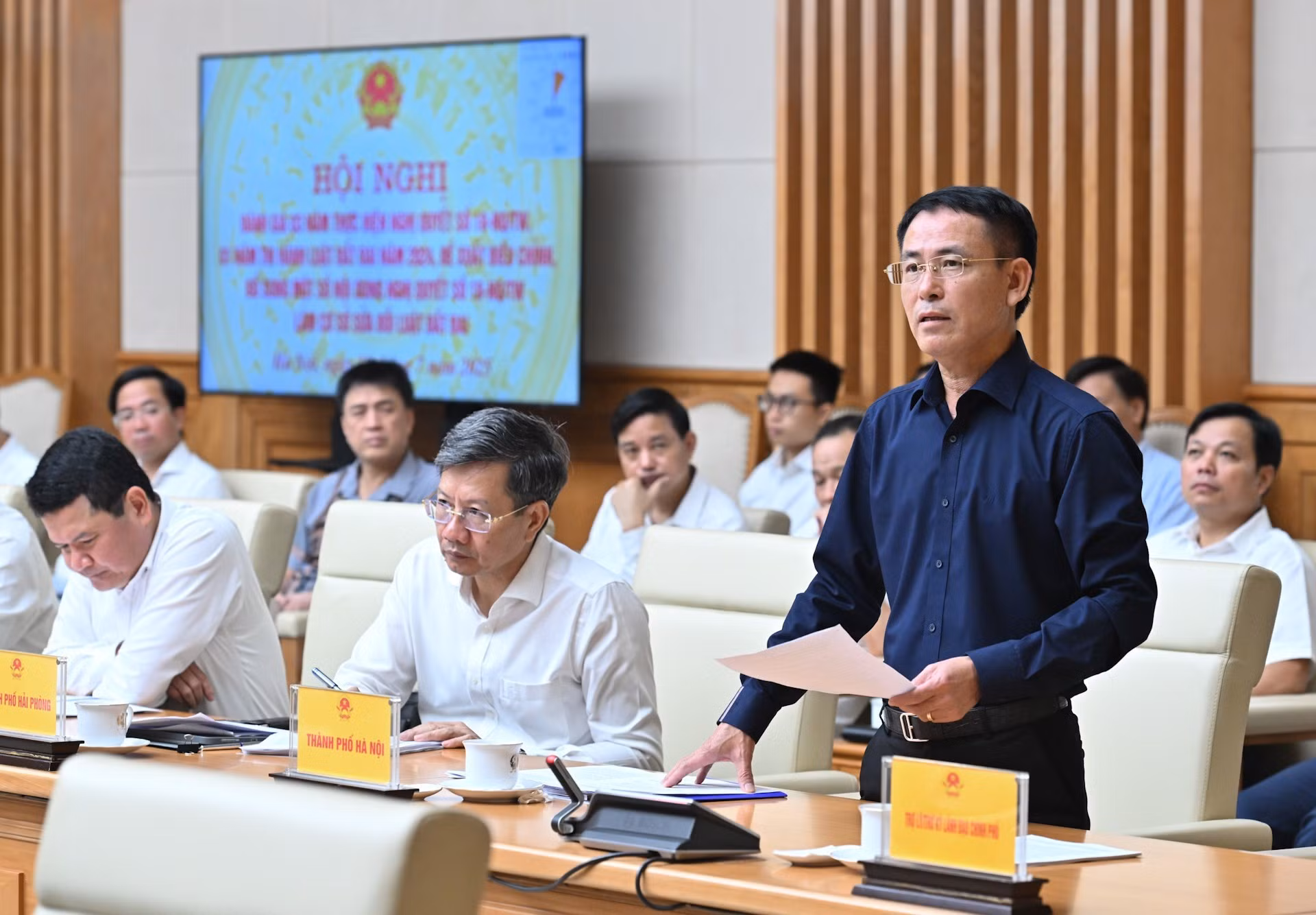 河内市人民委员会副主席阮仲东发表讲话。