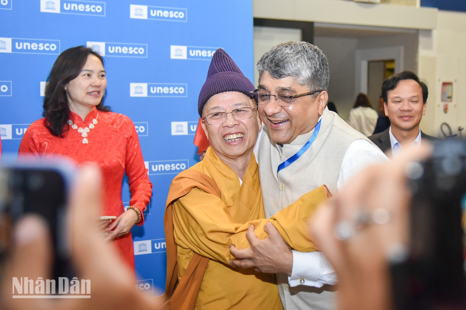 印度常驻联合国教科文组织代表团团长、大使维沙尔·夏尔马向同越南代表团表示祝贺。