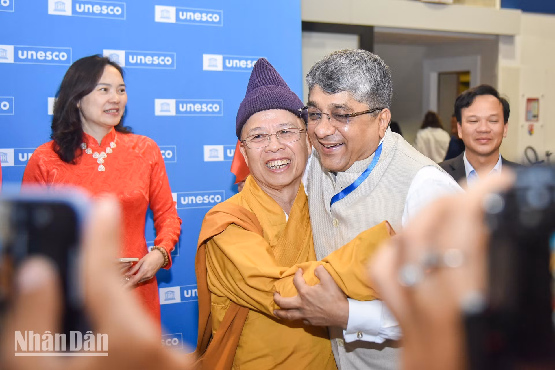 印度常驻联合国教科文组织代表团团长、大使维沙尔·夏尔马向同越南代表团表示祝贺。