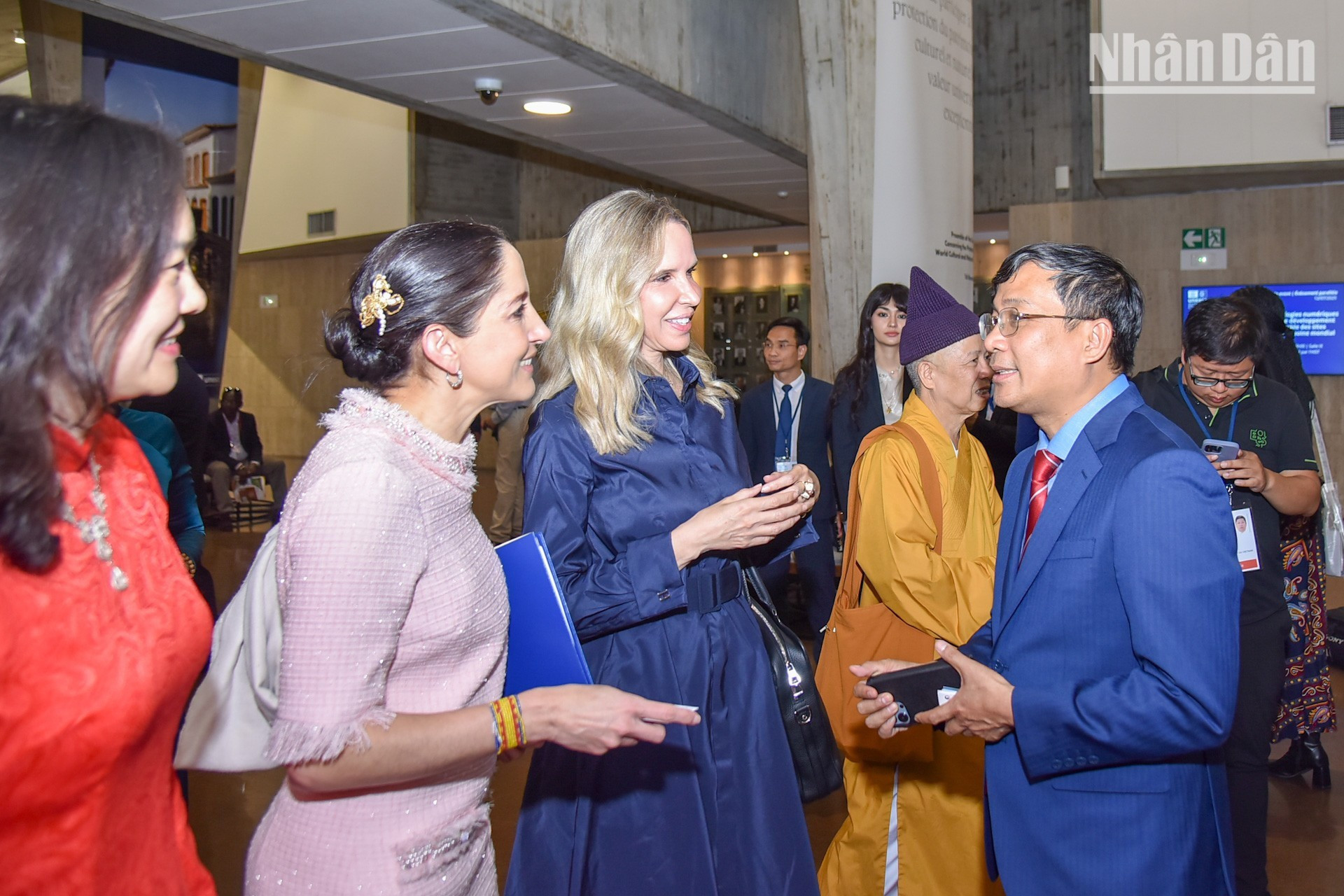 巴拿马常驻联合国代表团团长、大使和巴拿马文化部长向越南外交部常务副部长阮明武 致以祝贺。