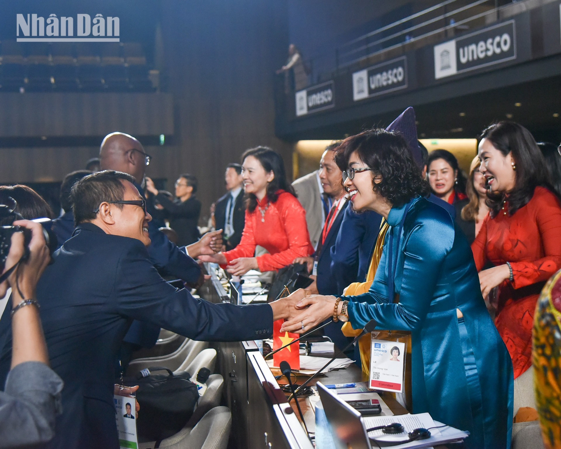 联合国教科文组织成员国领导和专家向越南代表团表示热烈祝贺。