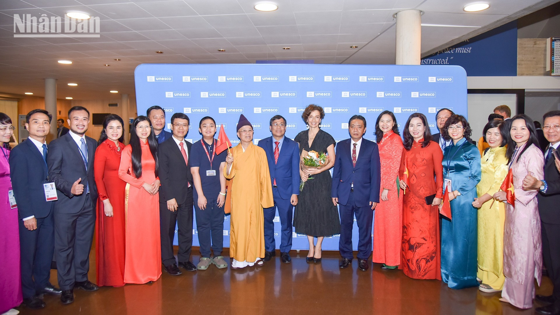 联合国教科文组织总干事奥德蕾·阿祖莱同越南代表团拍纪念照。