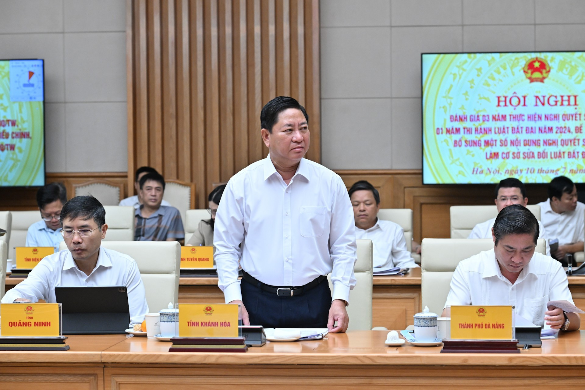 庆和省人民委员会主席陈国南发表讲话。 庆和省人民委员会主席陈国南发表讲话。