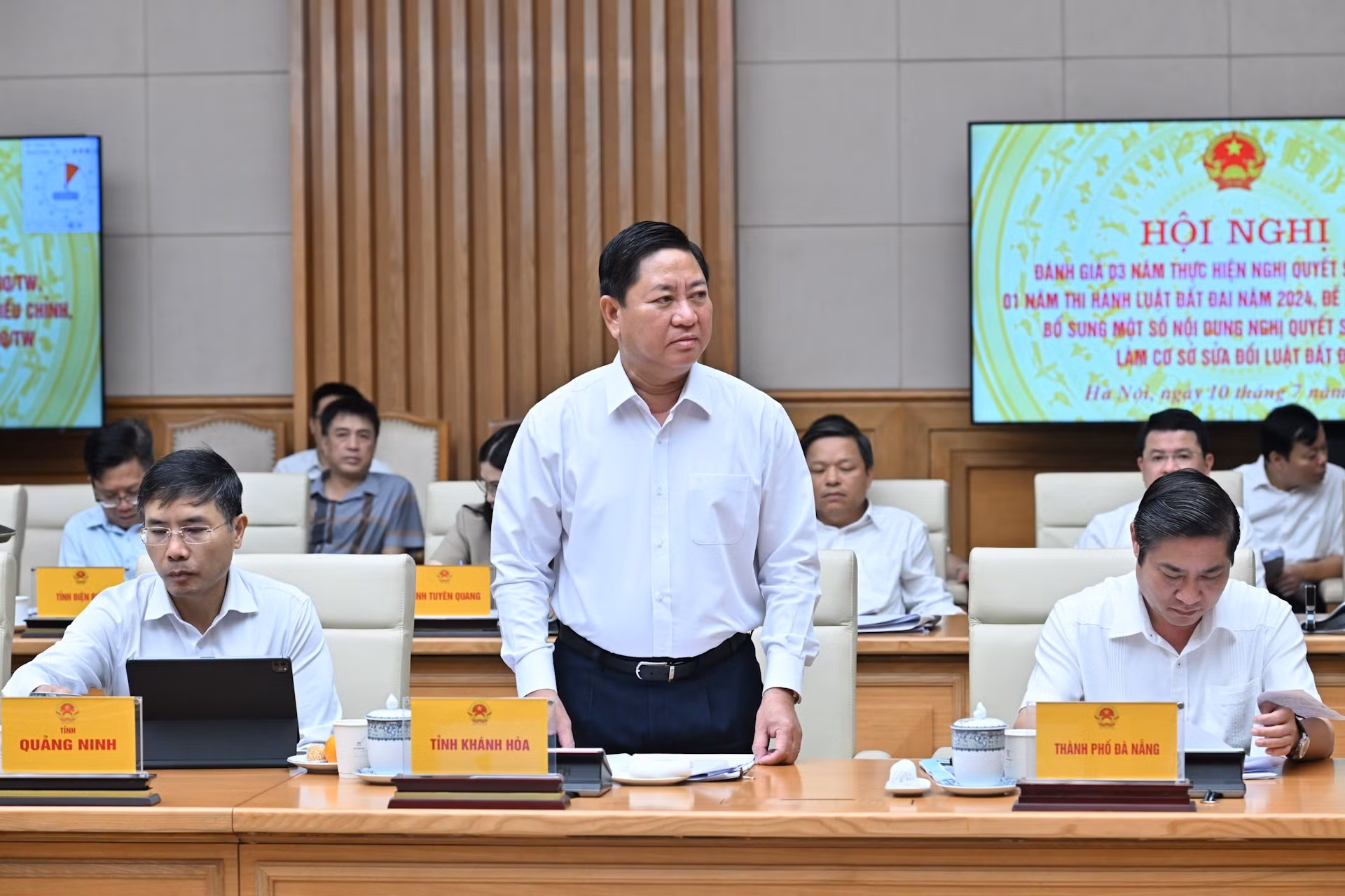 庆和省人民委员会主席陈国南发表讲话。