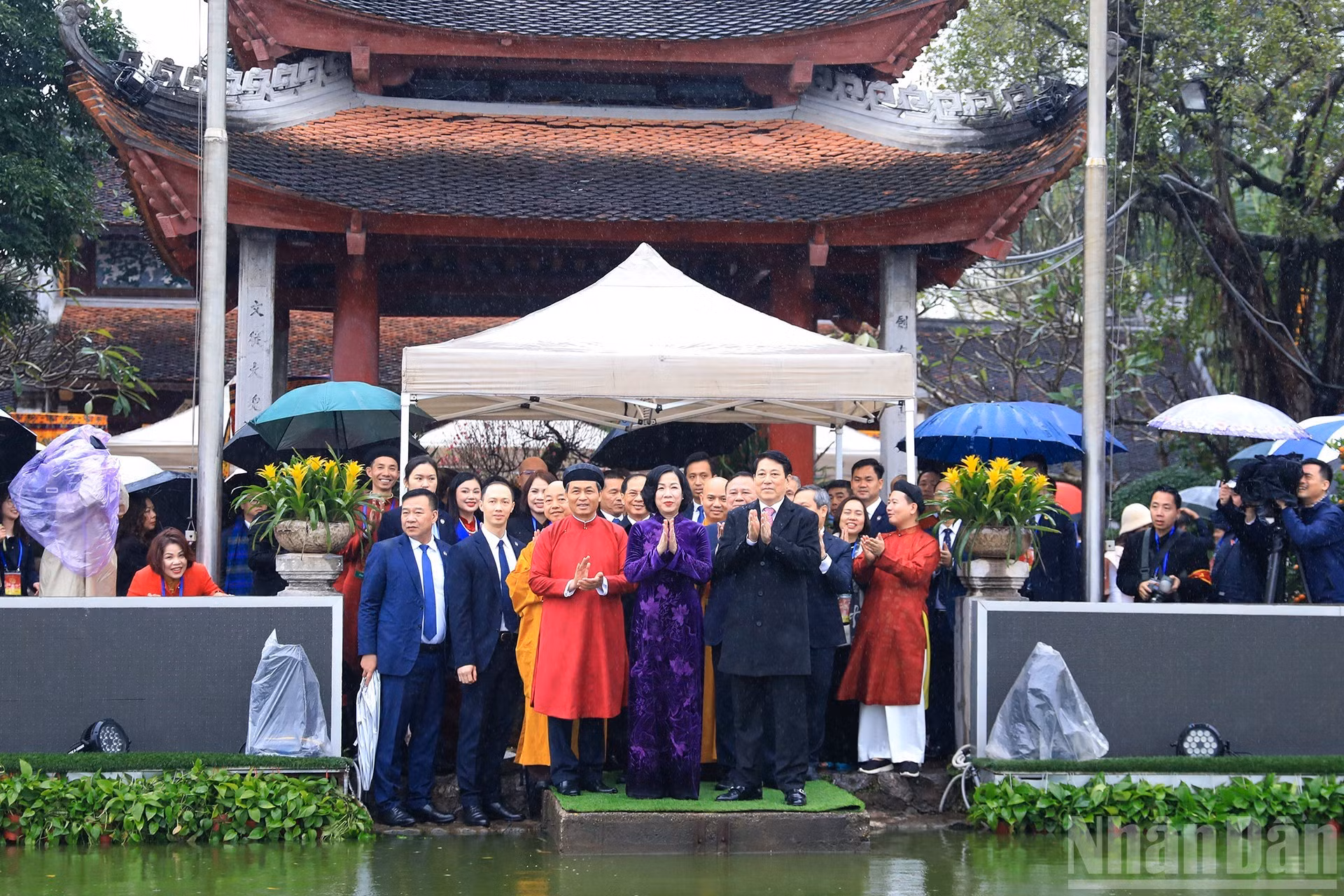 国家主席梁强和夫人在还剑湖参加放生鲤鱼活动。