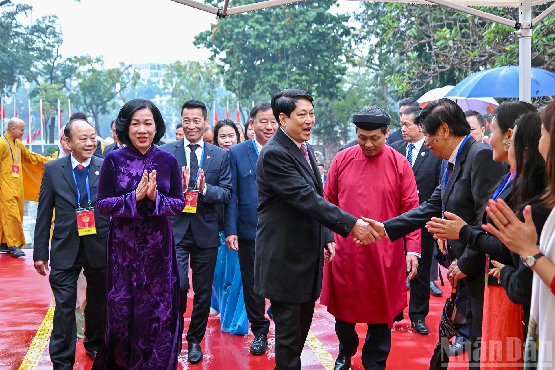 越南国家主席梁强和夫人阮氏明月，以及旅外越南侨胞代表参加活动。