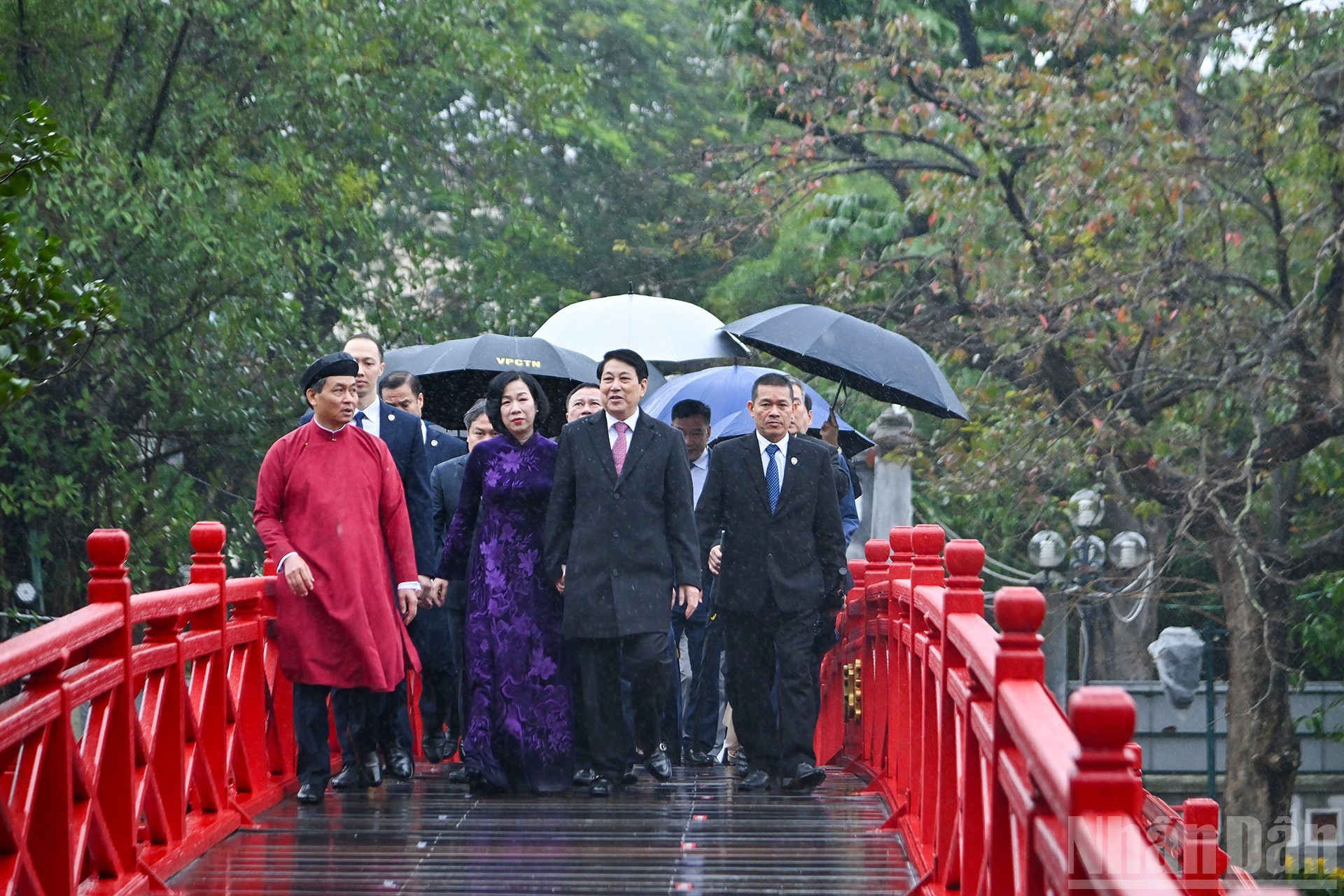 国家主席梁强和夫人及各位代表前往玉山祠。