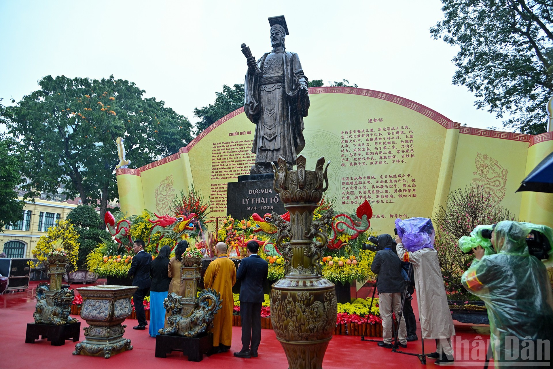 各位代表和旅外越桥在李太祖皇帝雕像上香。
