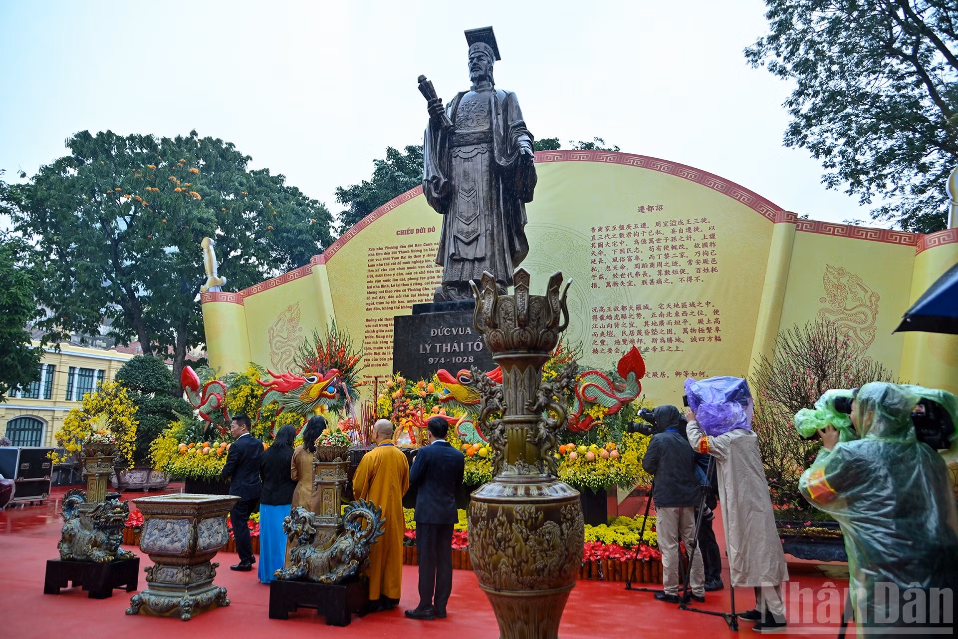 各位代表和旅外越桥在李太祖皇帝雕像上香。