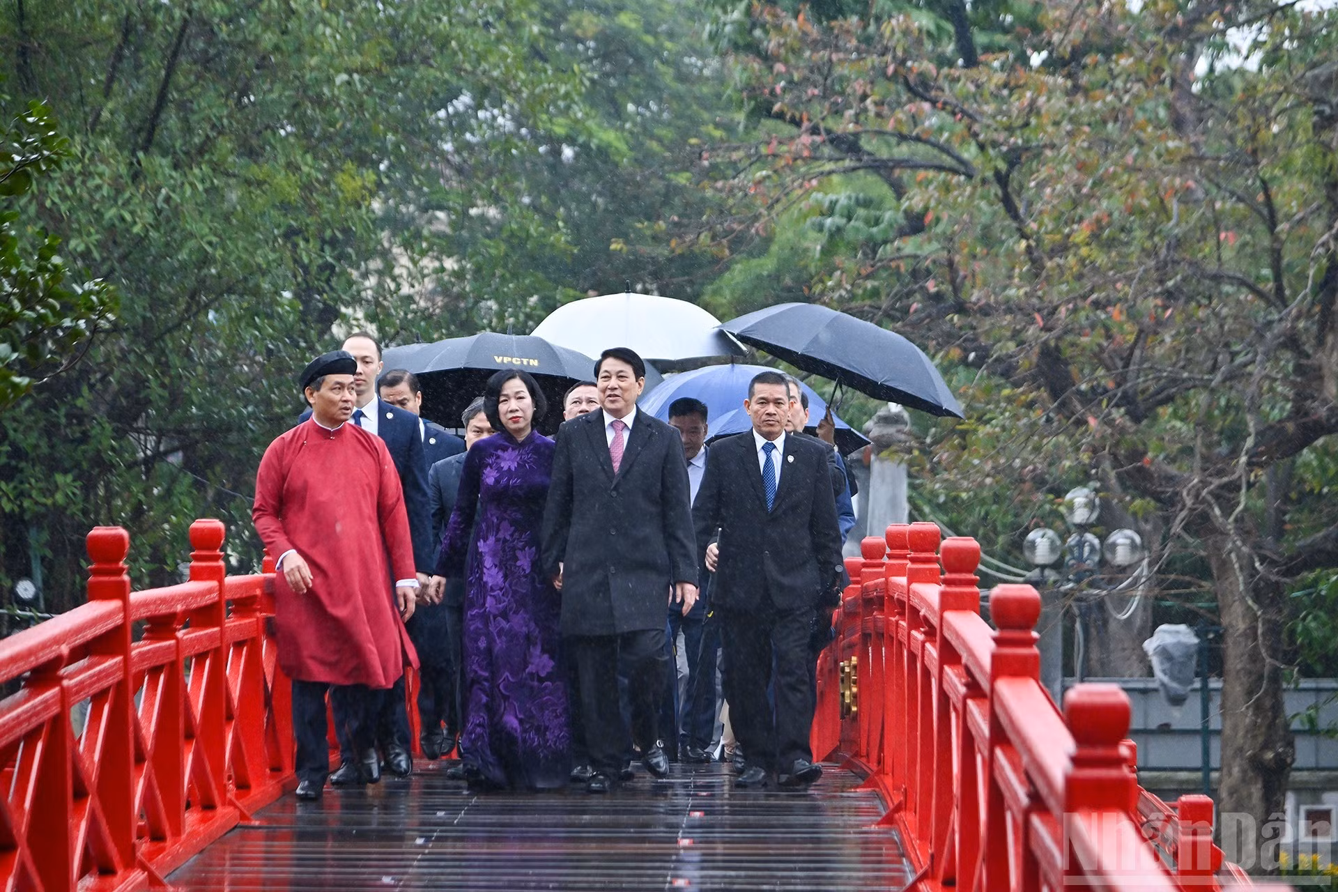 国家主席梁强和夫人及各位代表前往玉山祠。