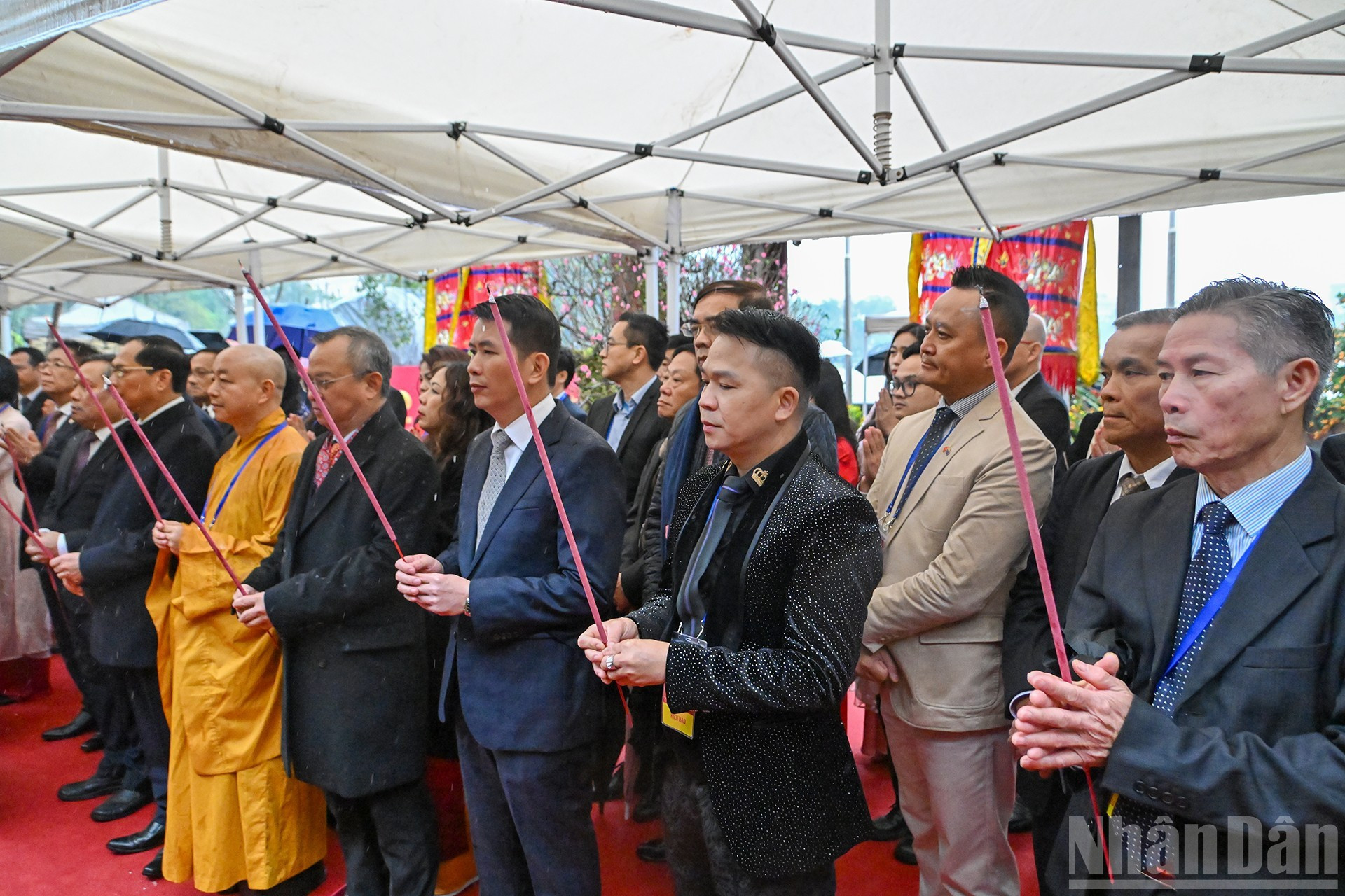 各位代表和旅外越桥在玉山祠上香。