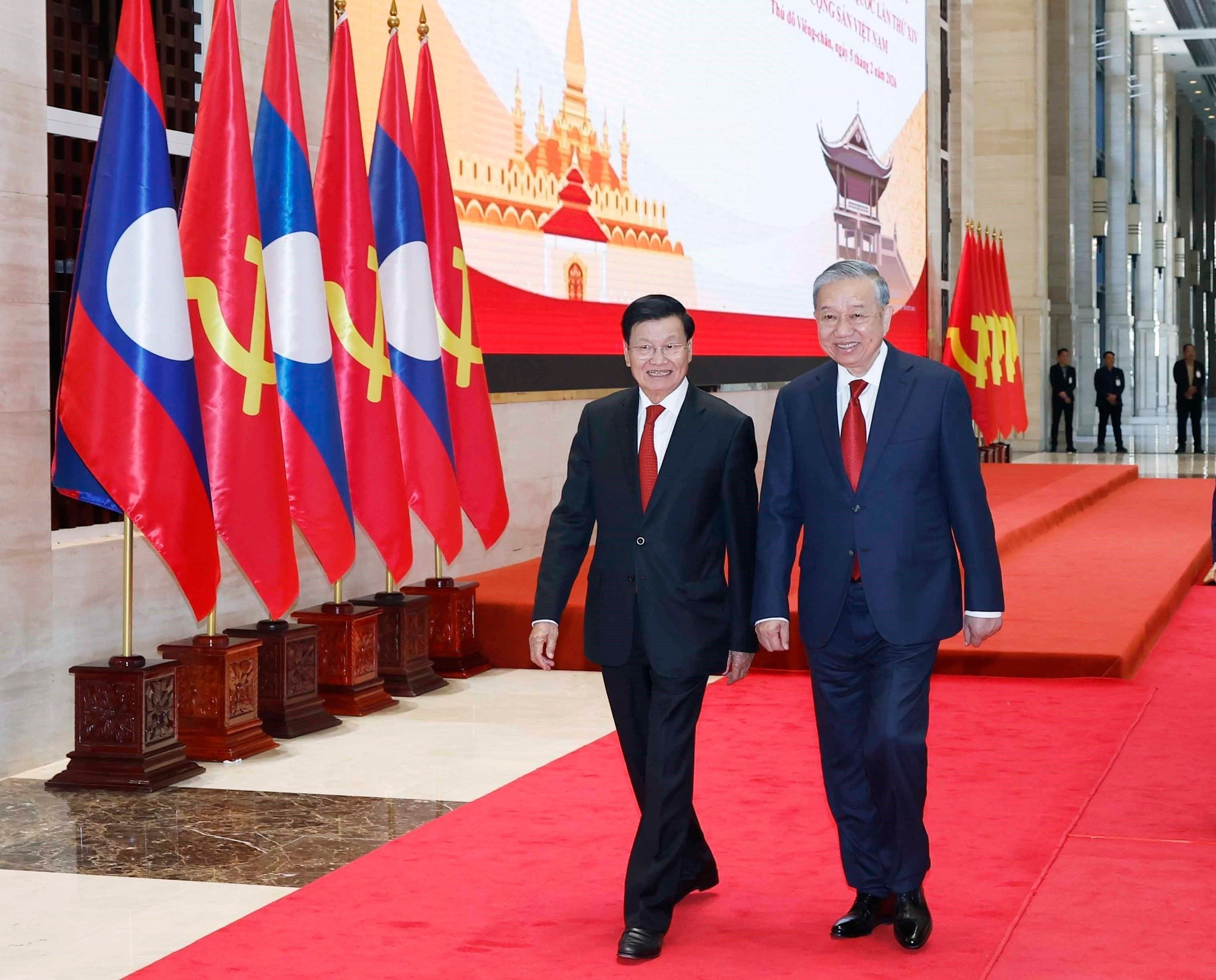 越共中央总书记苏林和老挝人民革命党中央总书记、国家主席通伦·西苏里出席会议。