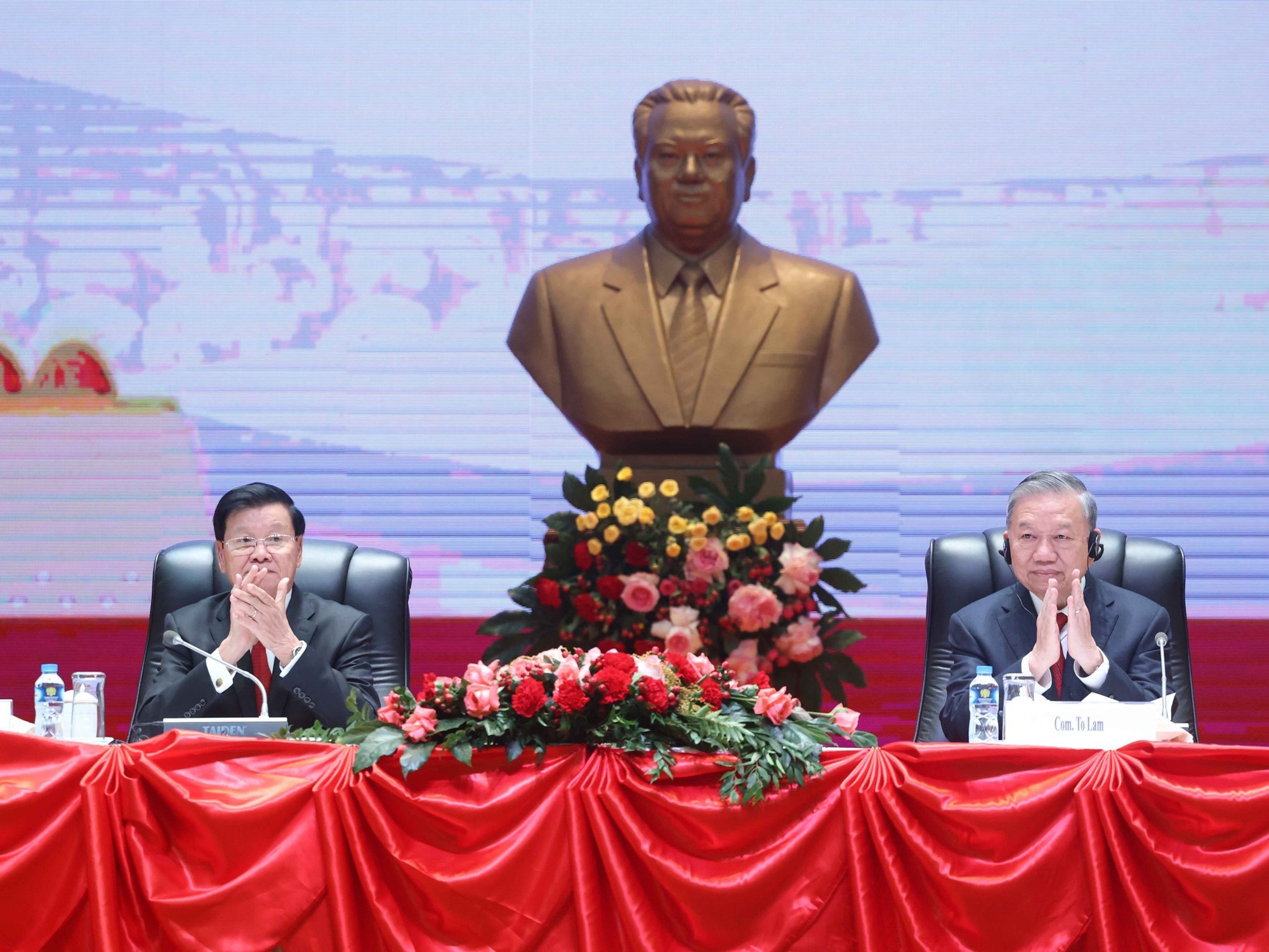 越共中央总书记苏林和老挝人民革命党中央总书记、国家主席通伦·西苏里共同主持会议，通报越共第十四次全国代表大会成果。