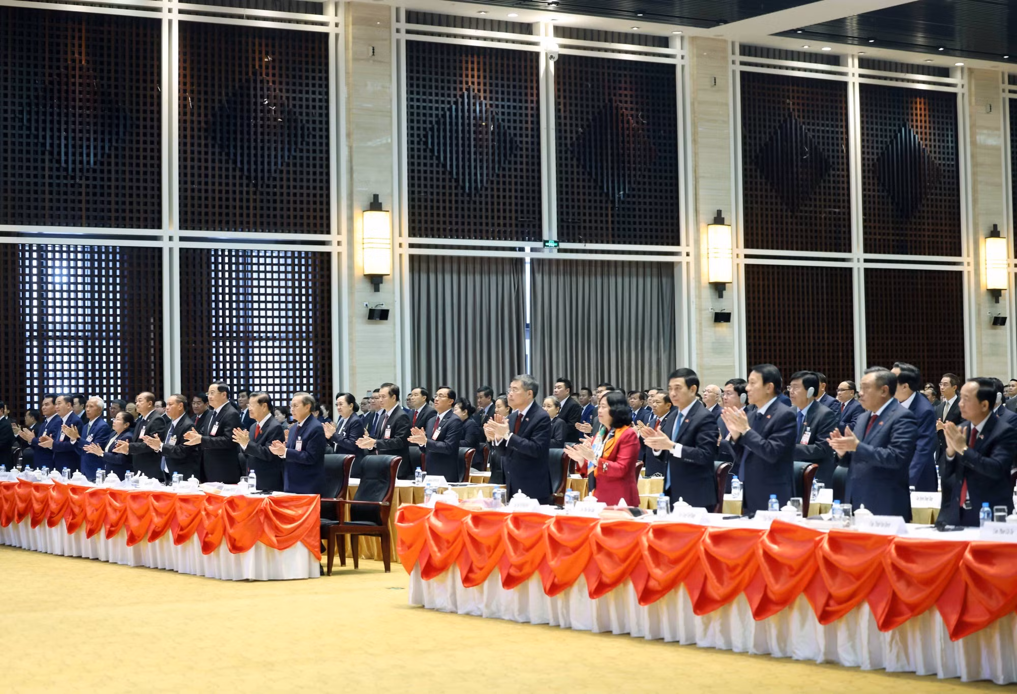与会代表。