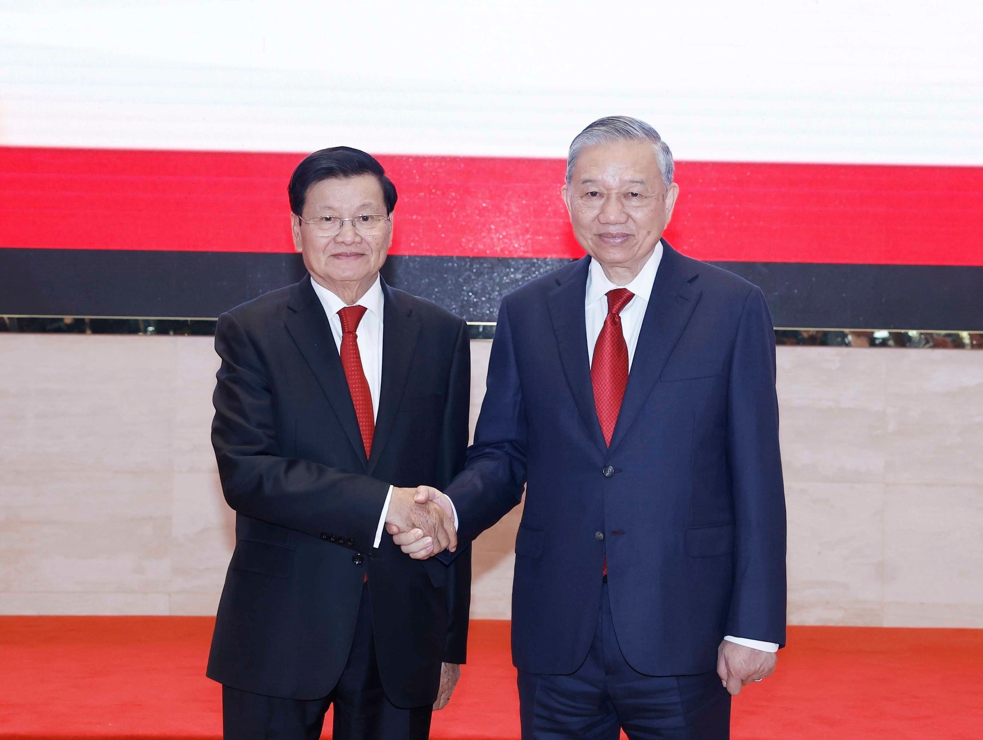 越共中央总书记苏林和老挝人民革命党中央总书记、国家主席通伦·西苏里。