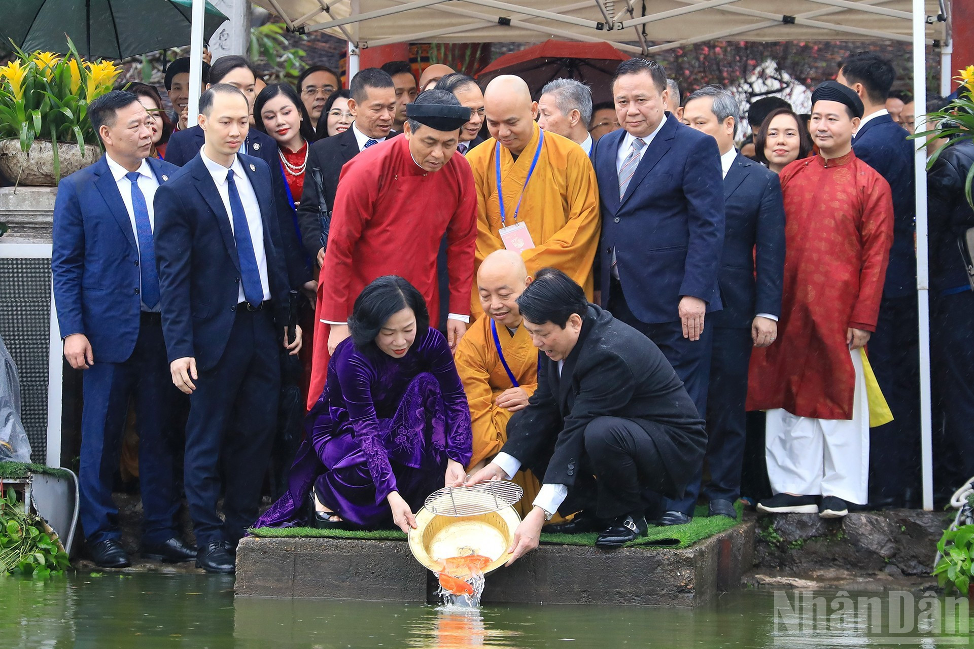 国家主席梁强和夫人在还剑湖参加放生鲤鱼活动。