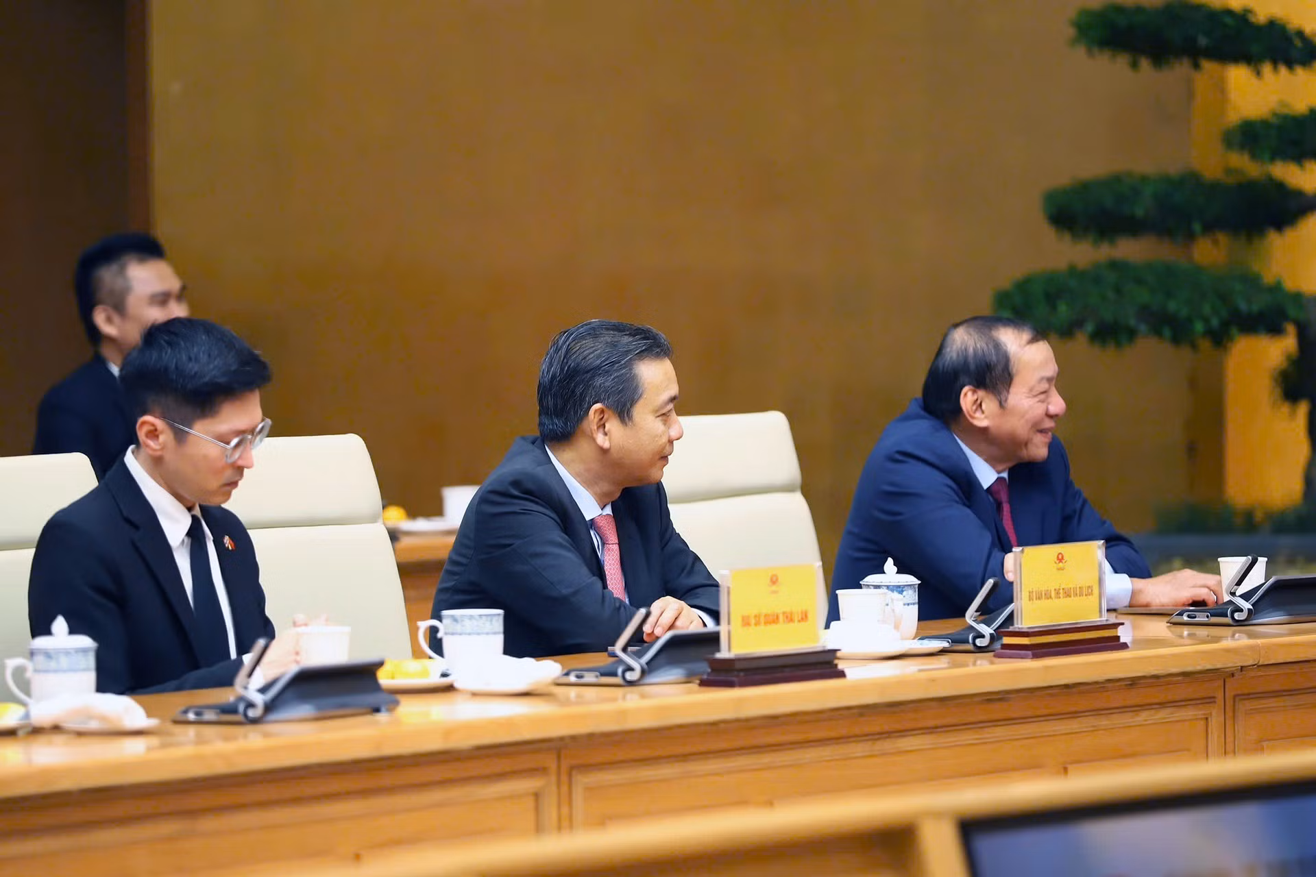 各位代表出席仪式。