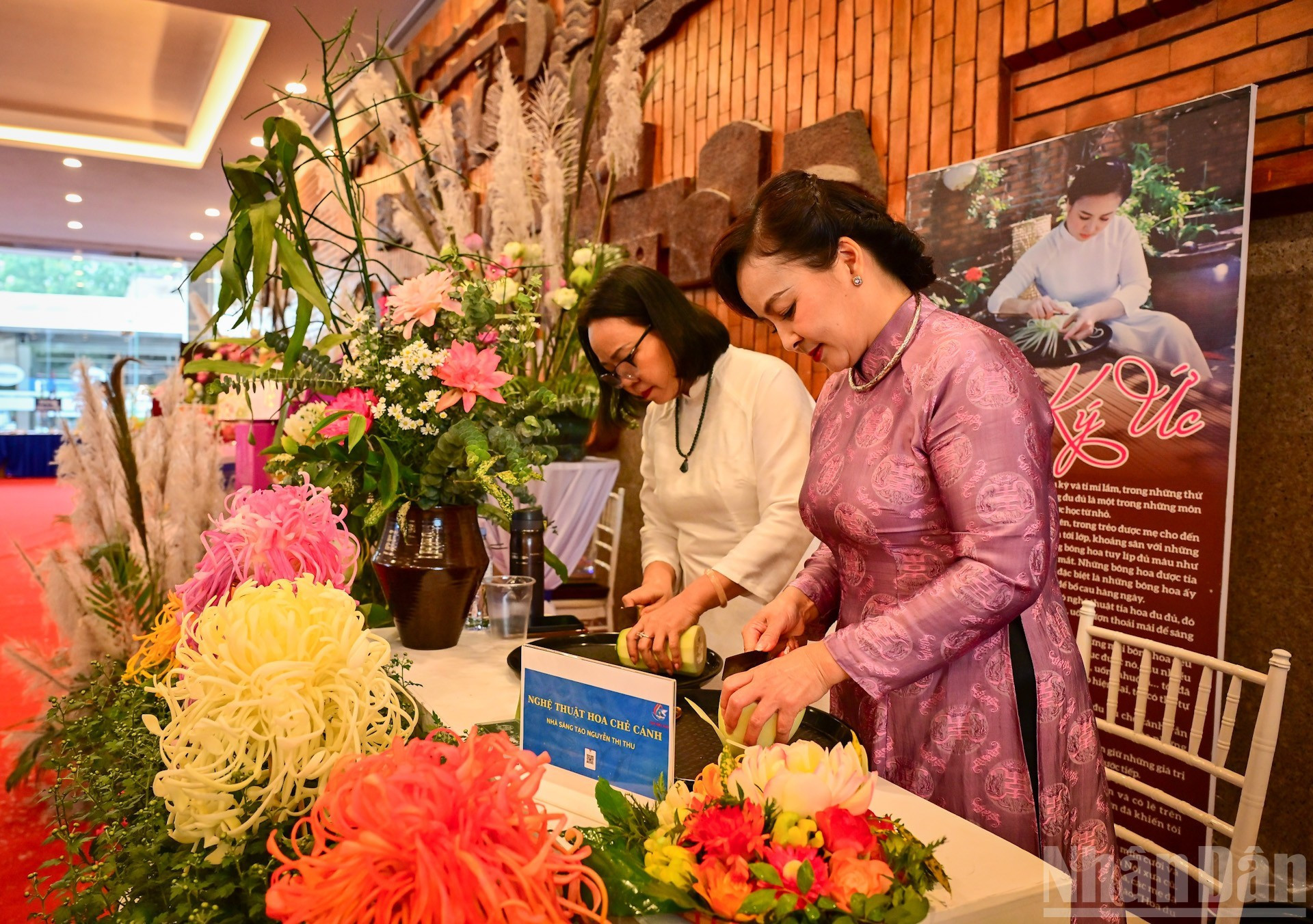 各位女艺术家在大会框架内举行的展览上展示她们的作品。