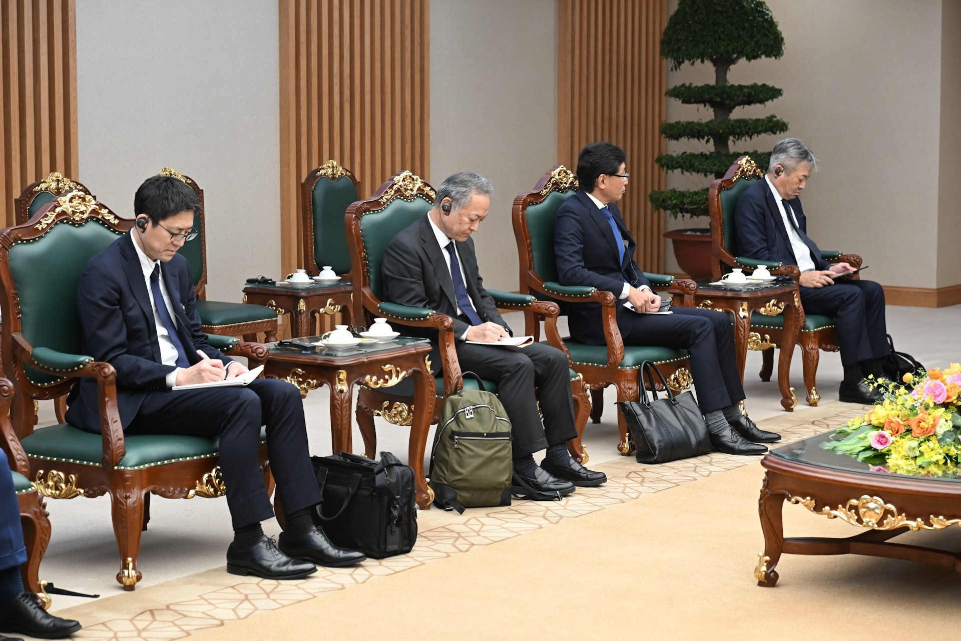 陪同日本三井物产株式会社代表董事兼首席执行官堀健一出席活动的各位代表。