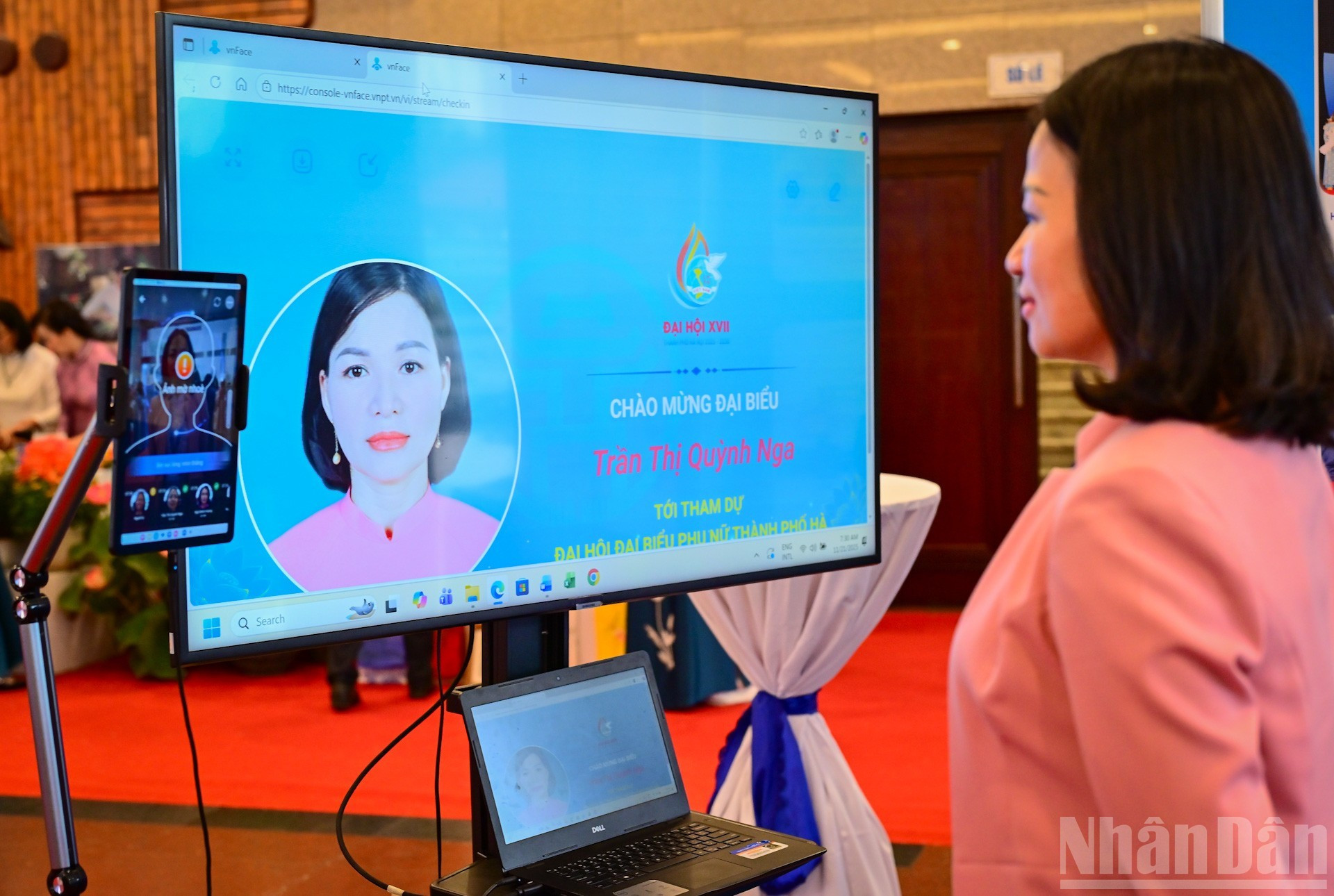 代表们使用面部识别技术确认出席大会。