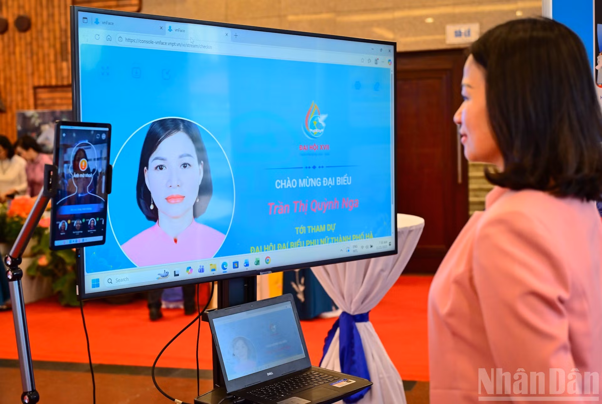 代表们使用面部识别技术确认出席大会。