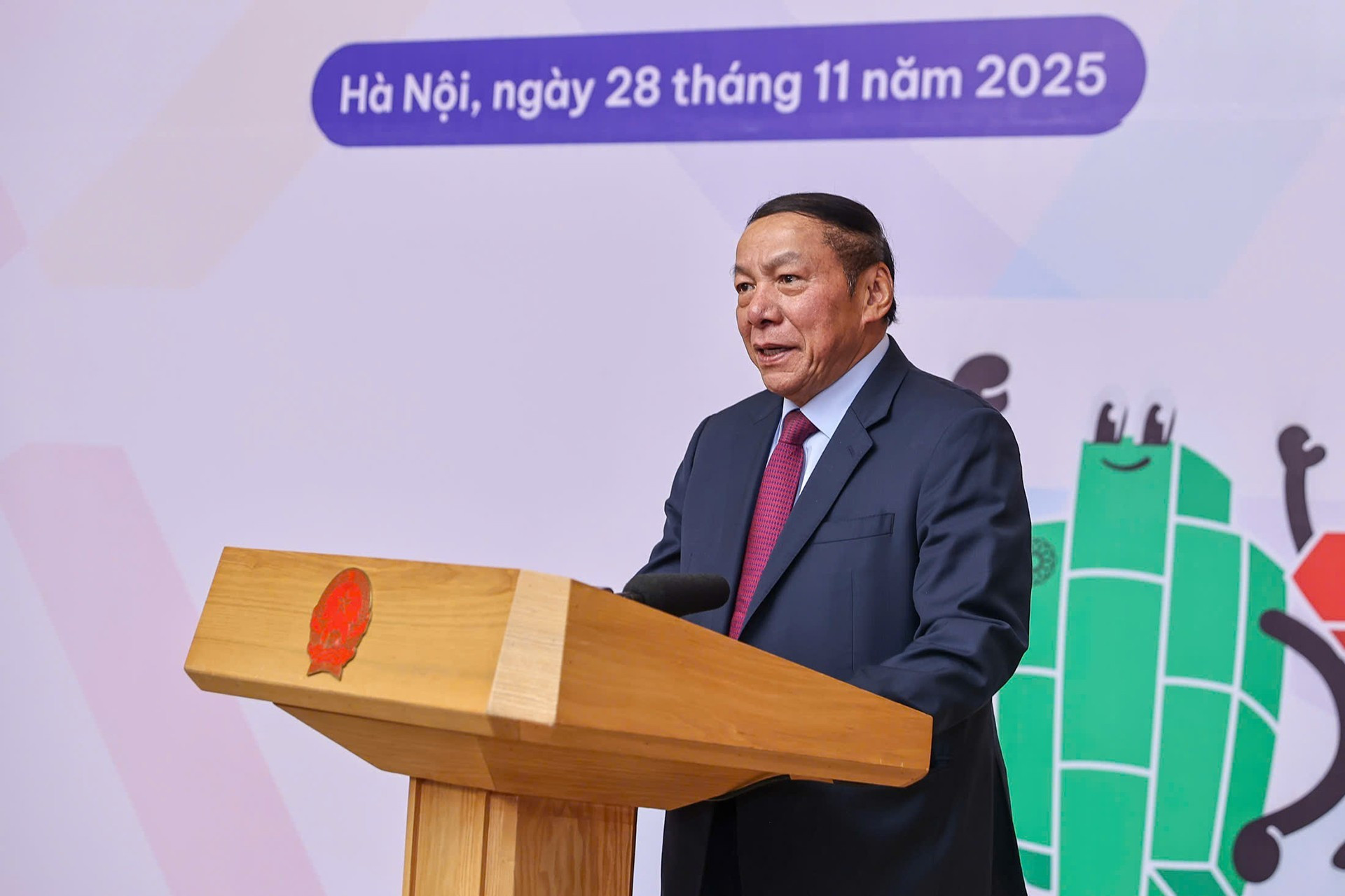 越南文化体育与旅游部部长、越南奥委会主席阮文雄发表讲话。