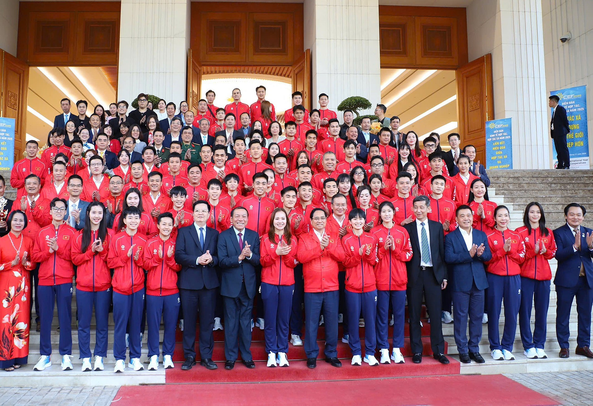 范明正总理，各位代表和越南体育代表团。