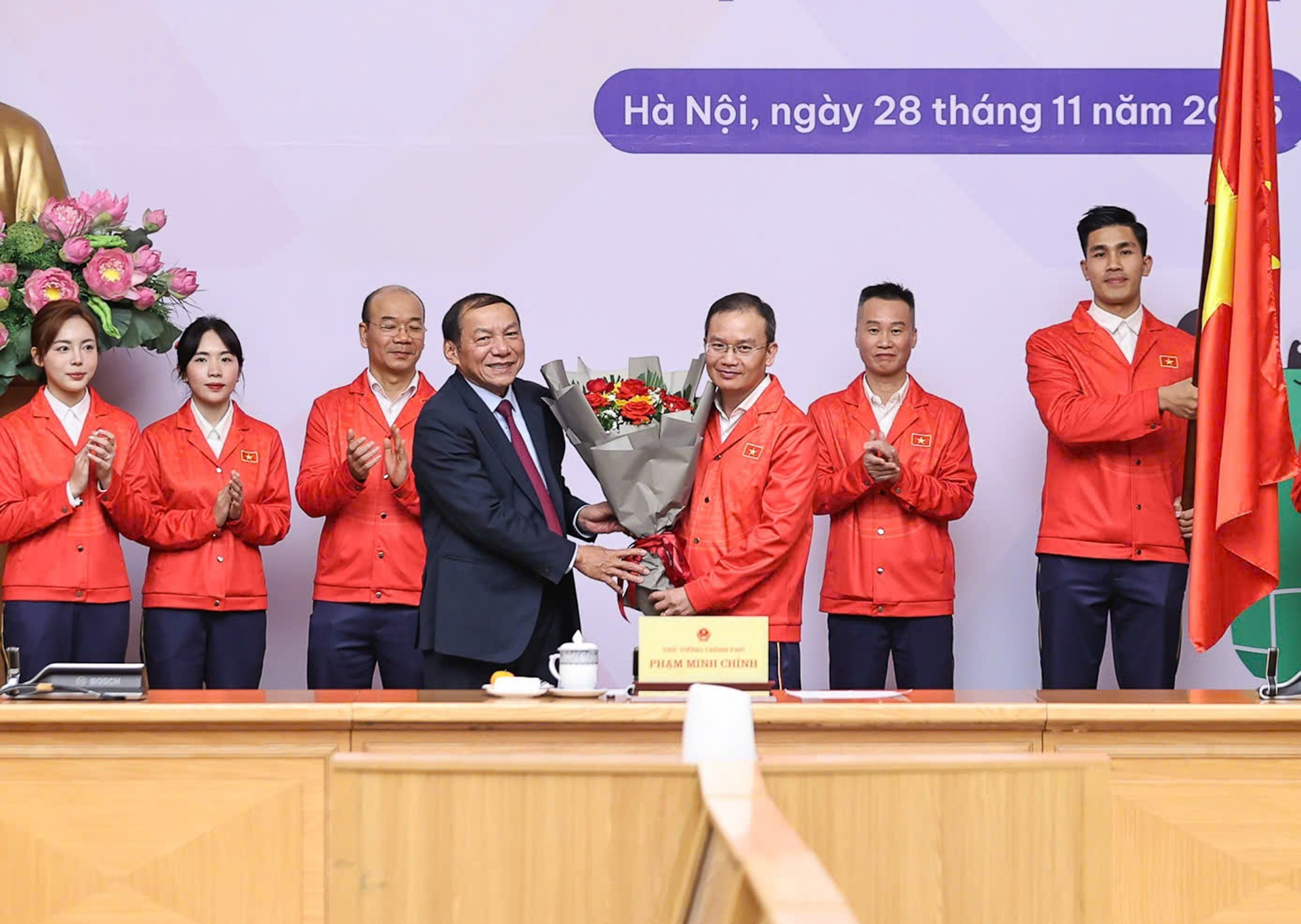 阮文雄部长向越南体育代表团代表赠送鲜花。