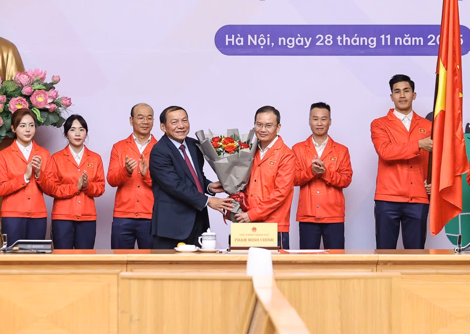 阮文雄部长向越南体育代表团代表赠送鲜花。
