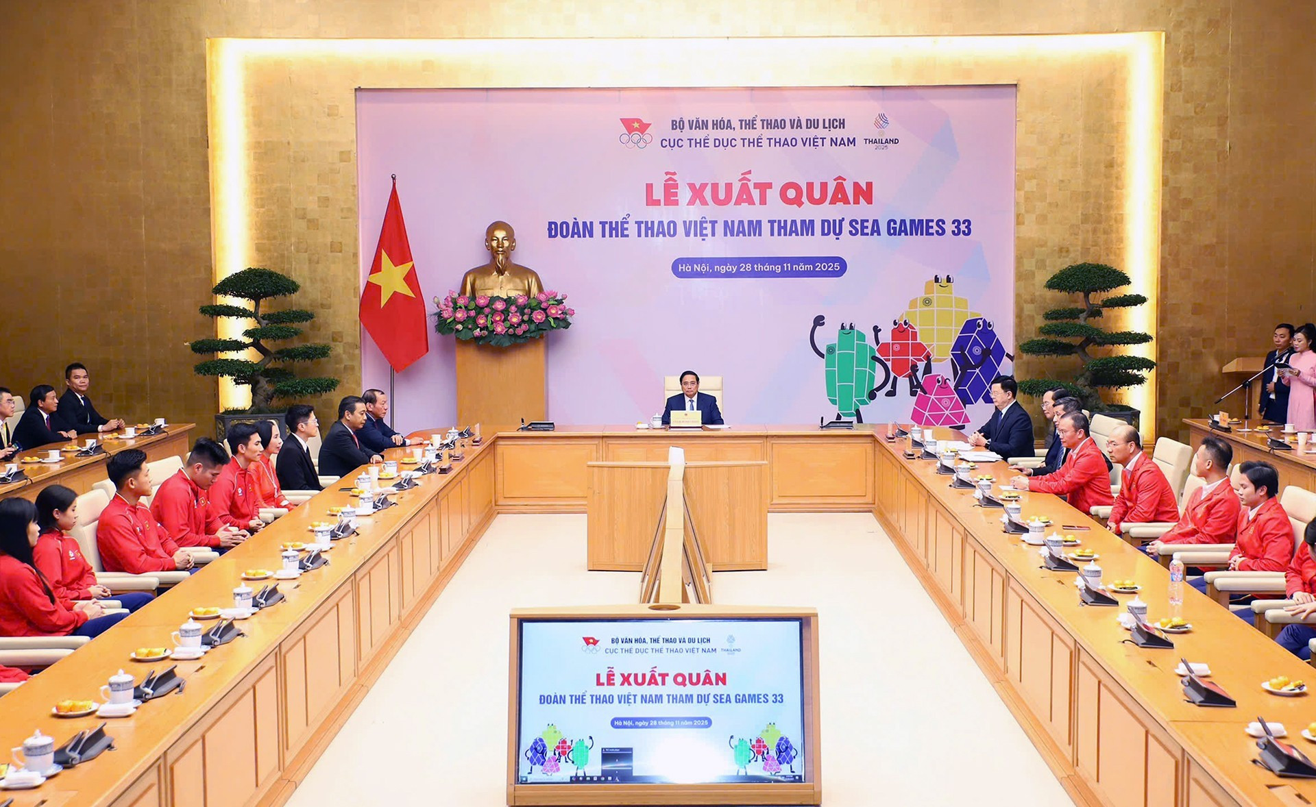 范明正总理出席越南体育代表团参加第33届东南亚运动会的出征仪式。