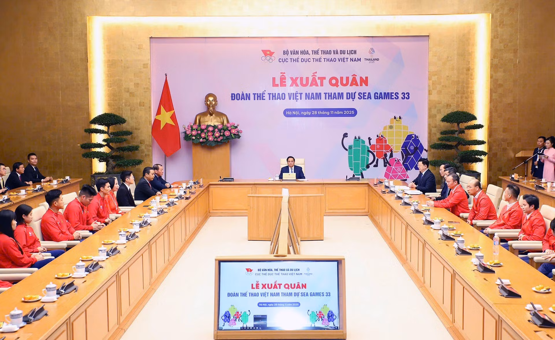 范明正总理出席越南体育代表团参加第33届东南亚运动会的出征仪式。