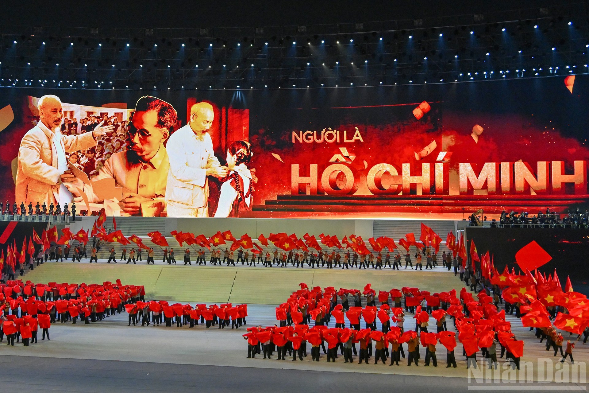 "在党的光荣旗帜下"特别文艺晚会是广大党员干部和人民表达对党的赤诚信念，缅怀伟大胡志明主席、革命先辈、英雄烈士、英雄母亲，以及为民族独立、人民自由幸福而牺牲奉献的同胞、同志的契机。