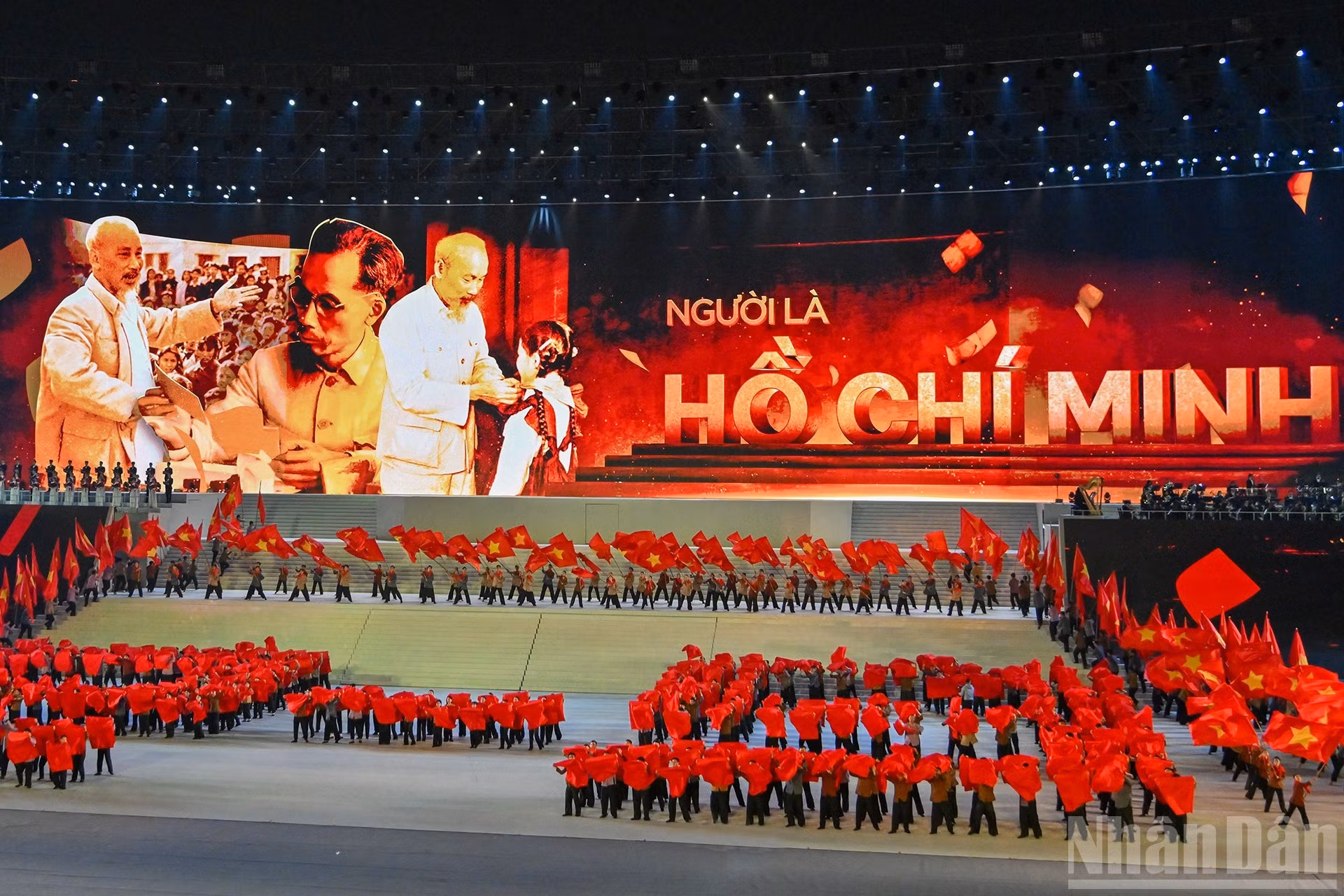 "在党的光荣旗帜下"特别文艺晚会是广大党员干部和人民表达对党的赤诚信念，缅怀伟大胡志明主席、革命先辈、英雄烈士、英雄母亲，以及为民族独立、人民自由幸福而牺牲奉献的同胞、同志的契机。