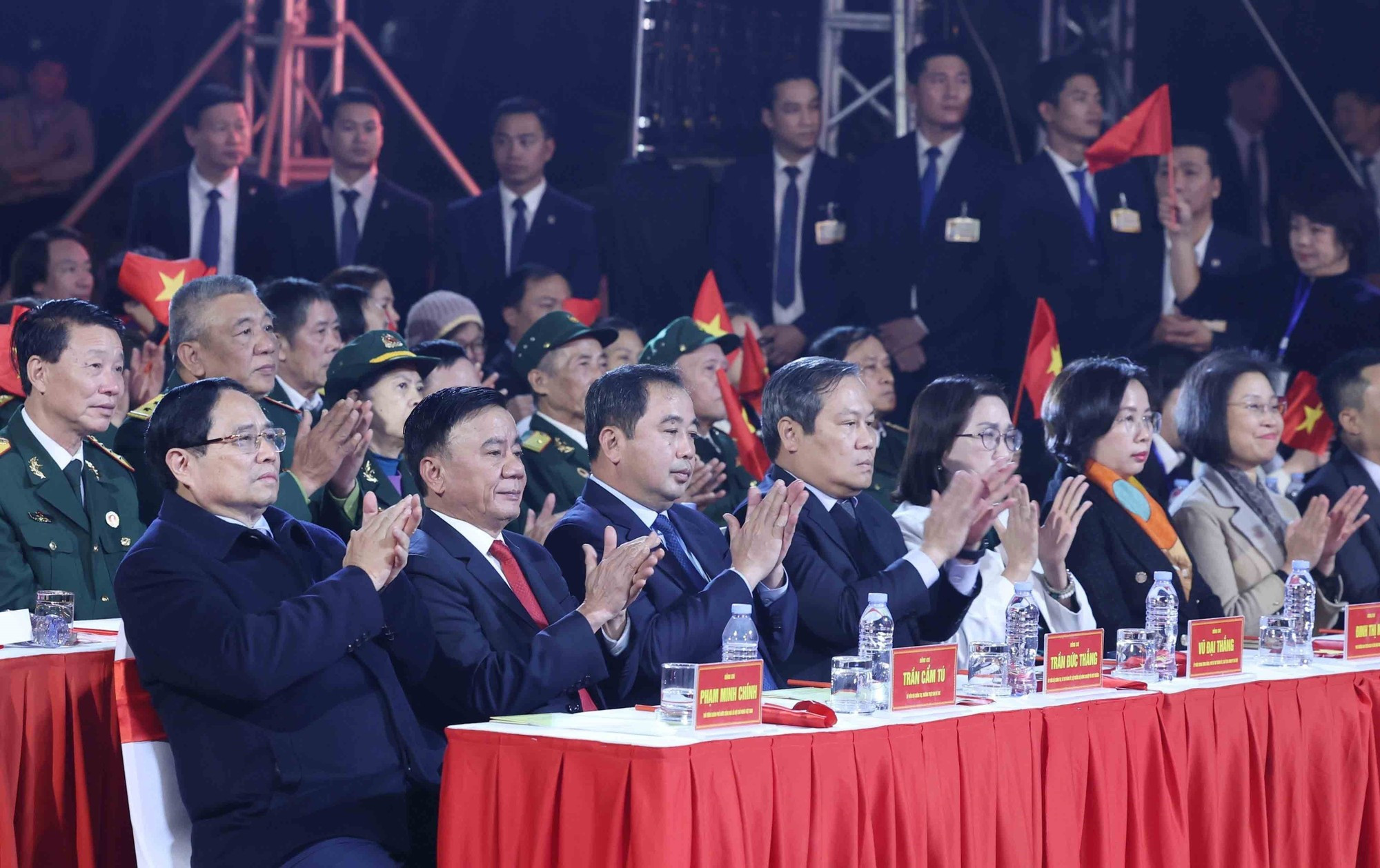 党和国家领导出席在河内市举行的“赤手塑山河”四地联动特别节目。