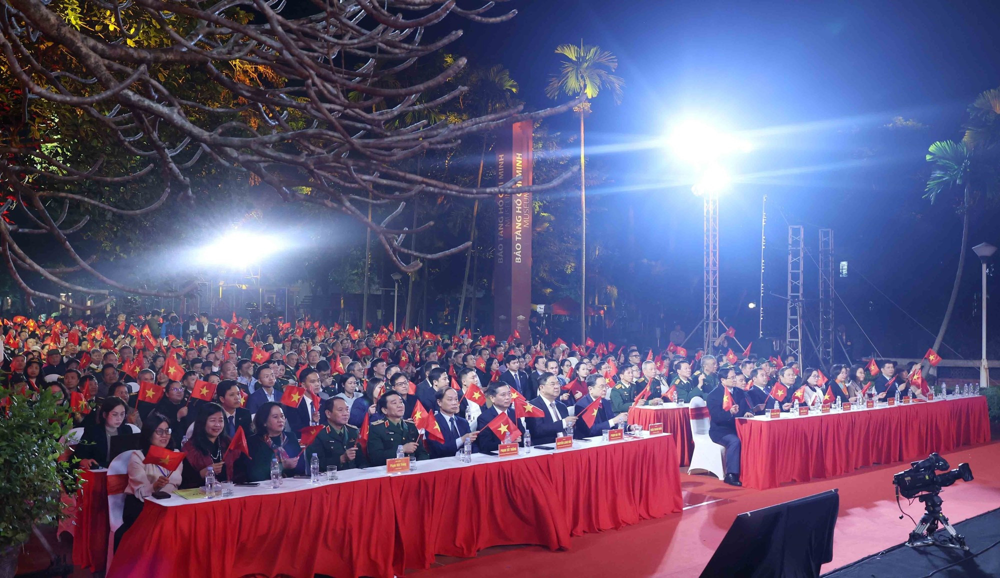 各位代表出席在河内市举行的“赤手塑山河”四地联动特别节目。