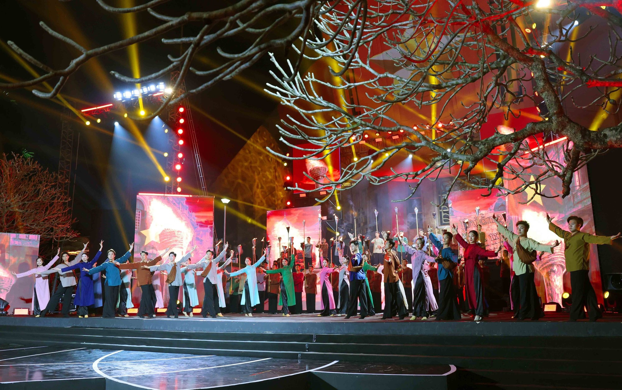 在河内市举行的“赤手塑山河”四地联动特别节目。