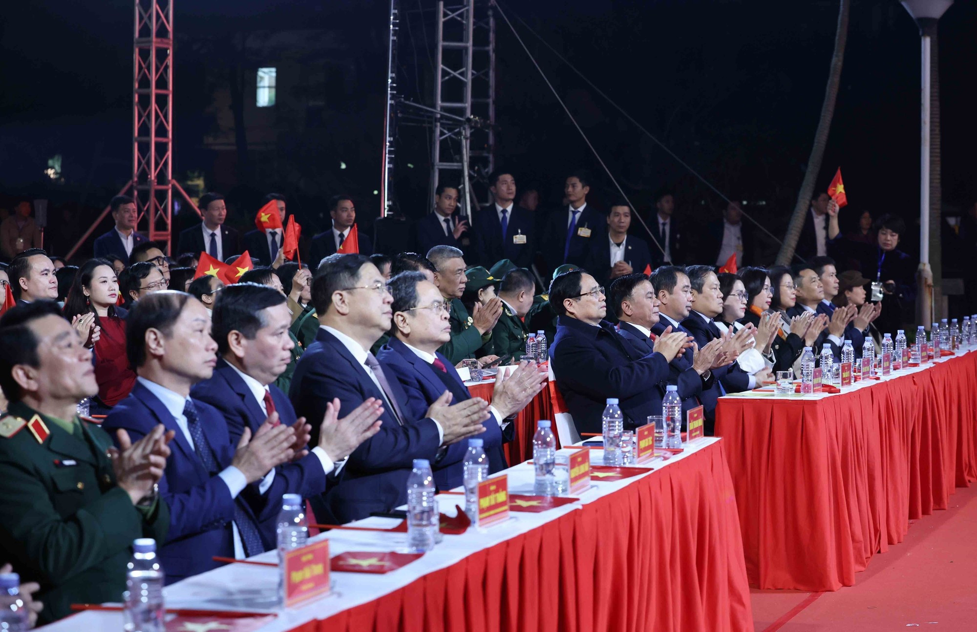 党和国家领导出席在河内市举行的“赤手塑山河”四地联动特别节目。