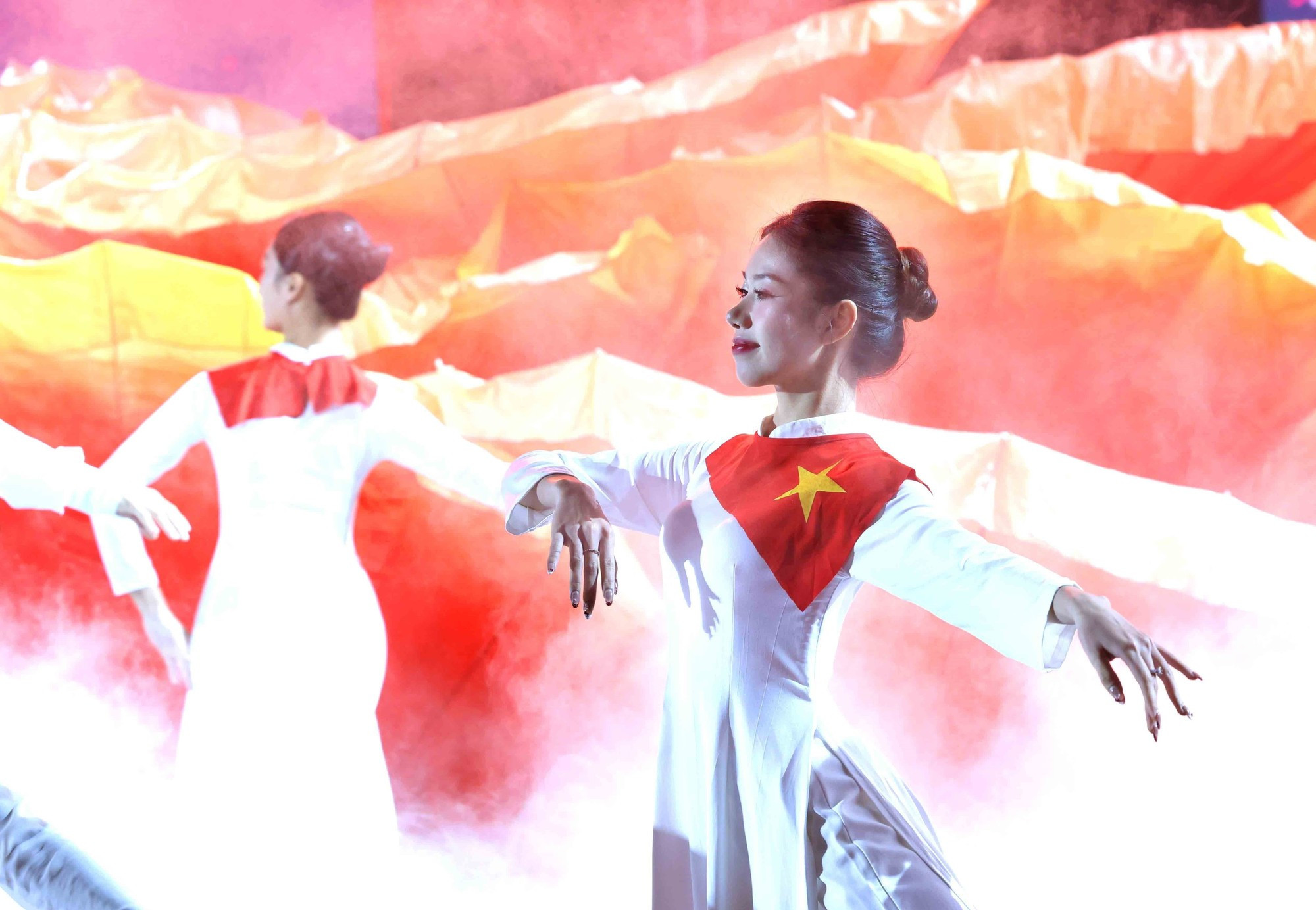 在河内市举行的“赤手塑山河”四地联动特别节目。