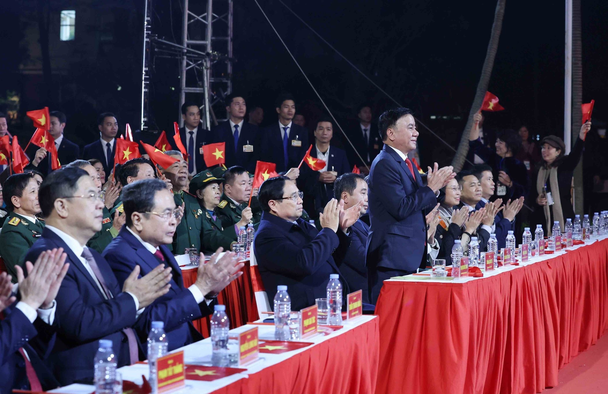 越共中央书记处常务书记陈锦秀出席在河内市举行的“赤手塑山河”四地联动特别节目。