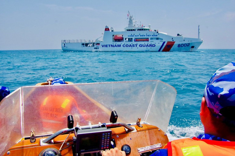 海警第二区司令第21中队的CSB 8002号舰艇在其指定海域保持严格的战斗准备状态。